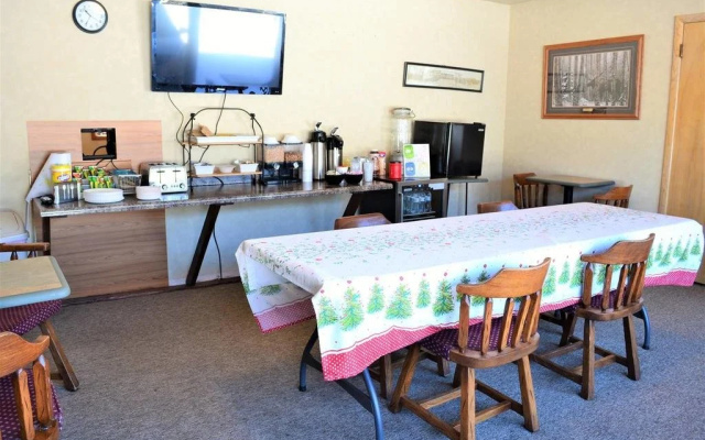 photo 5 of Royal Motel
