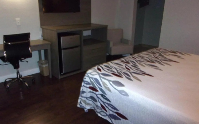 photo 3 of Red Roof Inn Los Angeles - Bellflower