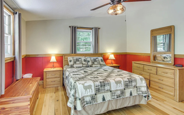 photo 3 of 20-acre Cabin w/ Pond: 6 Mi to River Arts District