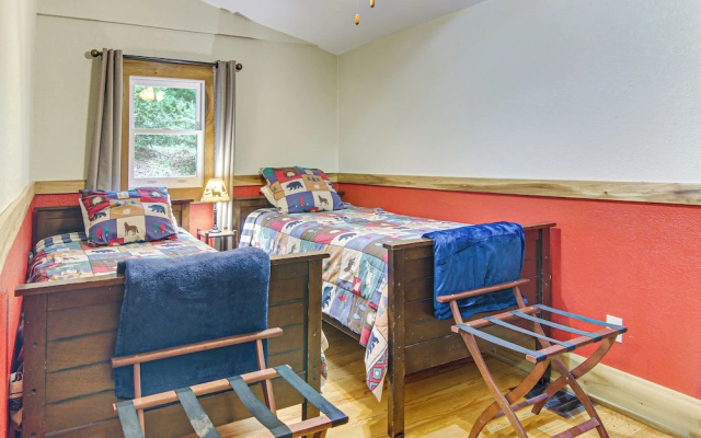 photo 4 of 20-acre Cabin w/ Pond: 6 Mi to River Arts District