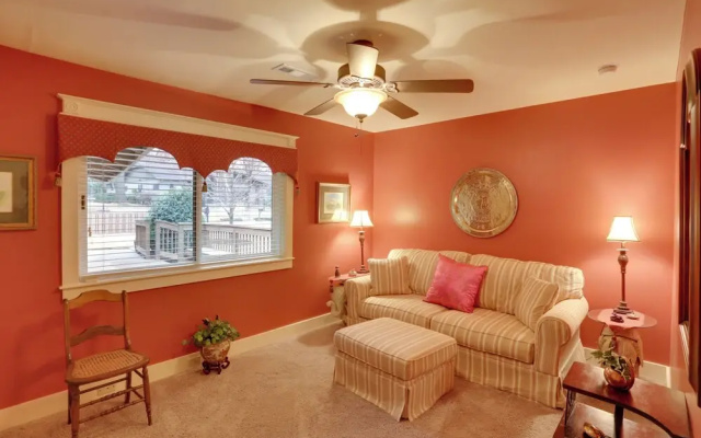 photo 2 of Beautiful Central Fayetteville Townhome w/ Views!