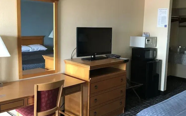 photo 4 of Carolina Inn & Suites of Lake Norman