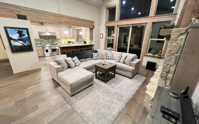photo 3 of Saint Bernard - INCREDIBLE MOUNTAIN GETAWAY HOT TUB GAME ROOM GAS BBQ L2 EV CONNECTION TAHOE