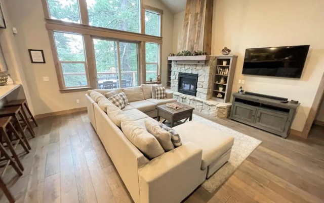 photo 4 of Saint Bernard - INCREDIBLE MOUNTAIN GETAWAY HOT TUB GAME ROOM GAS BBQ L2 EV CONNECTION TAHOE