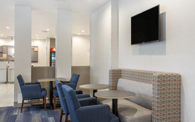 photo 2 of Holiday Inn Express & Suites Chicago West - St Cha