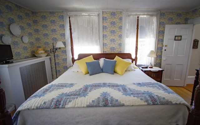 photo 3 of Sally Webster Inn