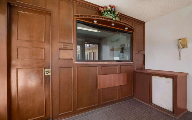 photo 3 of Rodeway Inn San Bernardino - Colton