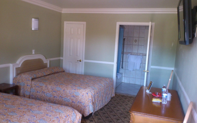 photo 3 of Santa Ana Travel Inn