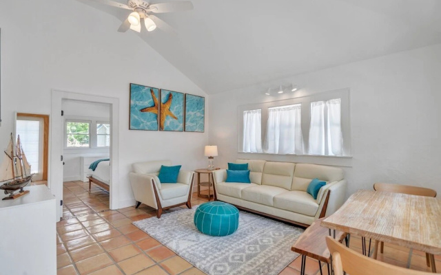 photo 2 of Sarasota, Fl Bungalow Bright & Breezy Coastal Vibes - 10 Mins To White Sand Beaches 2 Bedroom Home by Redawning