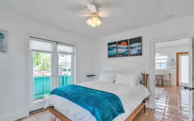 photo 3 of Sarasota, Fl Bungalow Bright & Breezy Coastal Vibes - 10 Mins To White Sand Beaches 2 Bedroom Home by Redawning