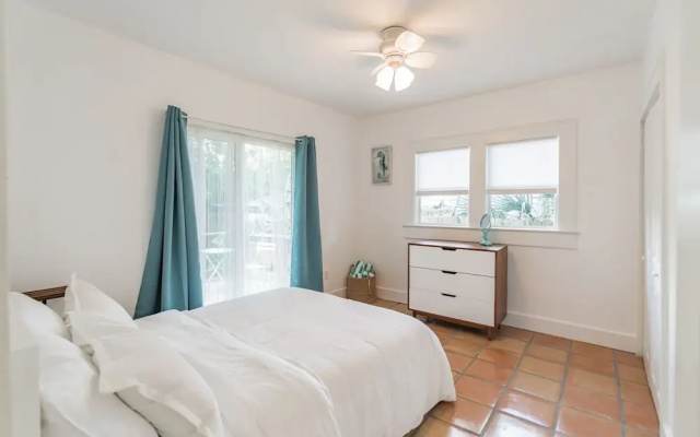 photo 4 of Sarasota, Fl Bungalow Bright & Breezy Coastal Vibes - 10 Mins To White Sand Beaches 2 Bedroom Home by Redawning