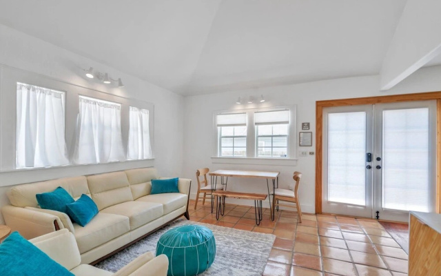 photo 5 of Sarasota, Fl Bungalow Bright & Breezy Coastal Vibes - 10 Mins To White Sand Beaches 2 Bedroom Home by Redawning