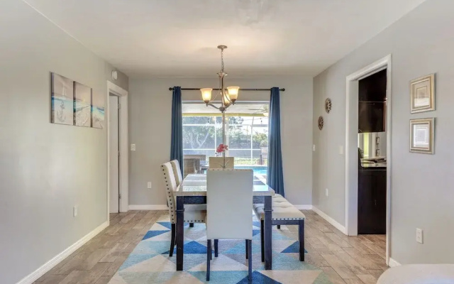 photo 3 of Sarasota Home w/ Heated Pool: 3 Mi to Airport!
