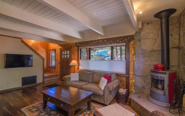 photo 2 of Saunders 3 Bedroom Holiday Home By Tahoe Truckee