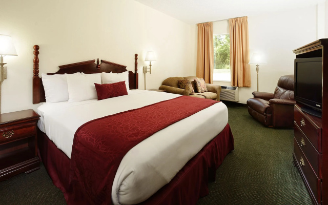 photo 5 of Savannah House Hotel