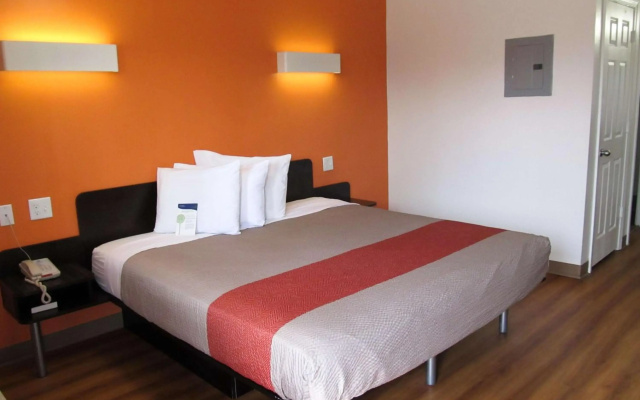 photo 2 of Motel 6 Greenville, SC