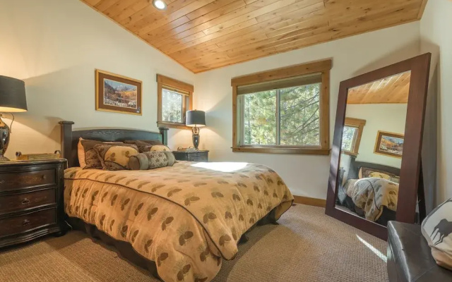 photo 4 of Sawtooth by Avantstay Spacious Pine Tree Cabin w/ Hot Tub