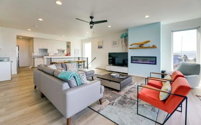 photo 2 of Scenic Depoe Bay Townhome w/ Deck < 1 Mi to Parks!