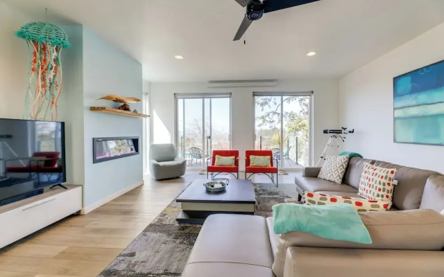 photo 3 of Scenic Depoe Bay Townhome w/ Deck < 1 Mi to Parks!