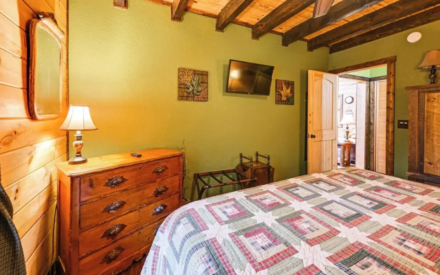 photo 2 of Cozy Couples Getaway w/ Hot Tub: 'fox Ridge Cabin'