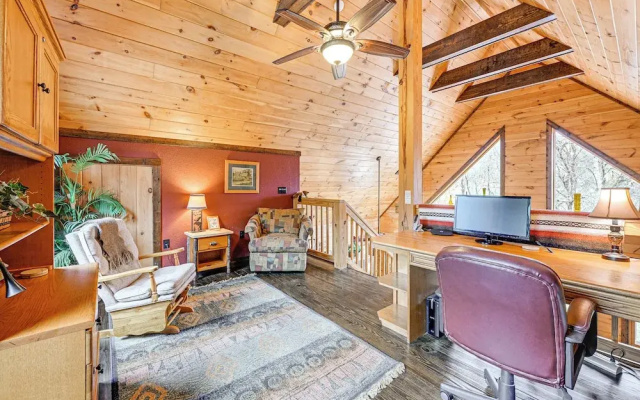 photo 3 of Cozy Couples Getaway w/ Hot Tub: 'fox Ridge Cabin'