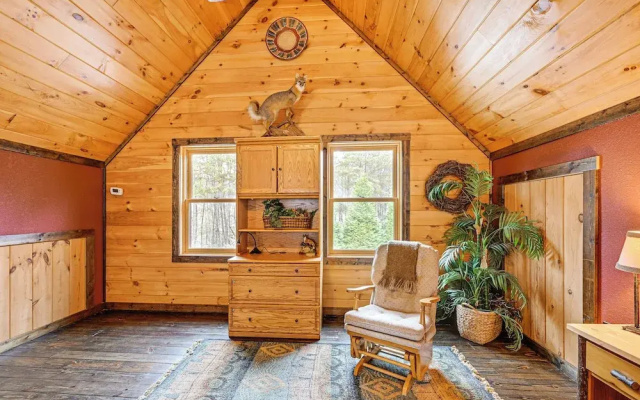 photo 4 of Cozy Couples Getaway w/ Hot Tub: 'fox Ridge Cabin'