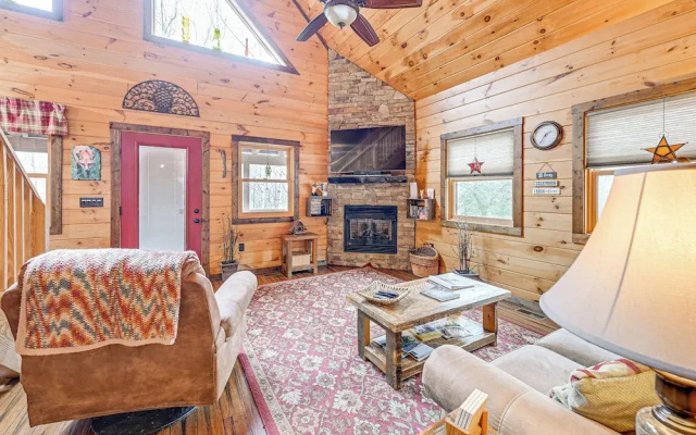 photo 5 of Cozy Couples Getaway w/ Hot Tub: 'fox Ridge Cabin'