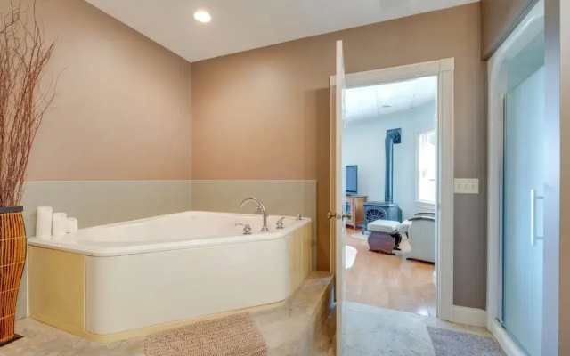 photo 5 of 4 Mi to German Village: Studio w/ Hot Tub!