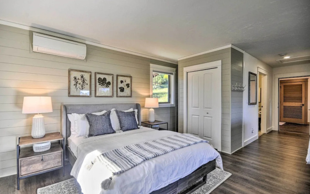 photo 3 of Scenic Studio w/ Loft & View of the Columbia River