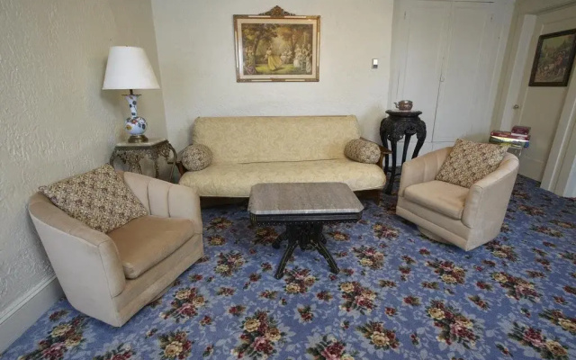 photo 2 of Schwartz's Inn