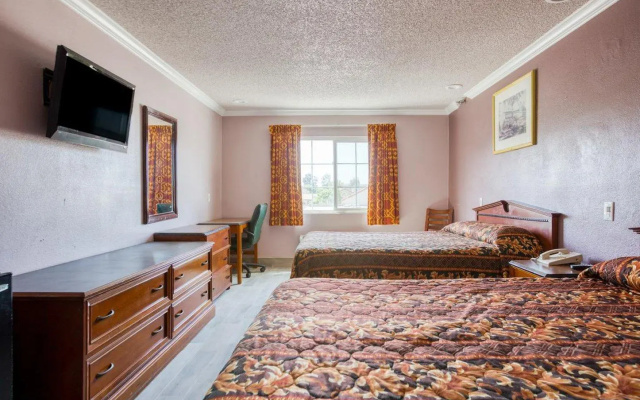 photo 3 of Passport Inn & Suites Corona Hotel