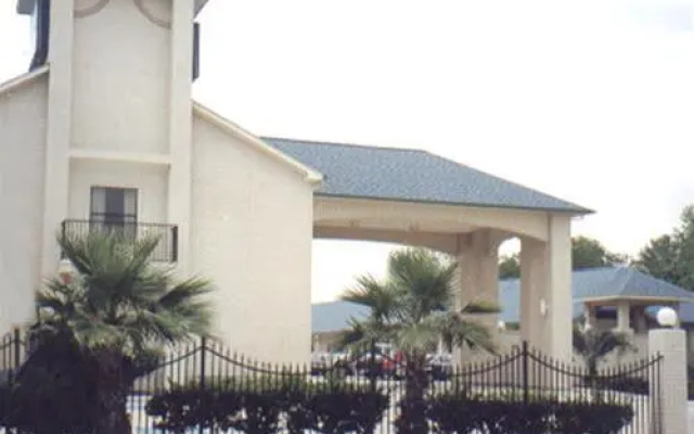 photo 3 of Scottish Inns Antoine Dr