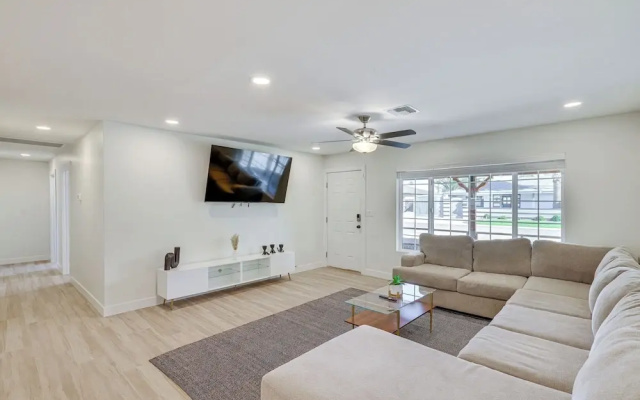 photo 4 of 3 Mi to Old Town: Home w/ Game Room in Scottsdale!