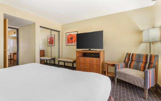 photo 4 of Best Western Plus Scottsdale Thunderbird Suites