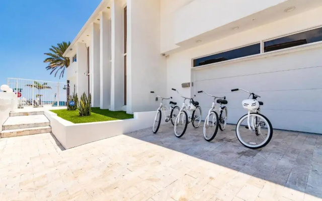 photo 3 of Sea Breeze by Avantstay Across From Fort Lauderdale Beach! Pool, Out Door Dining, Fire Pit!