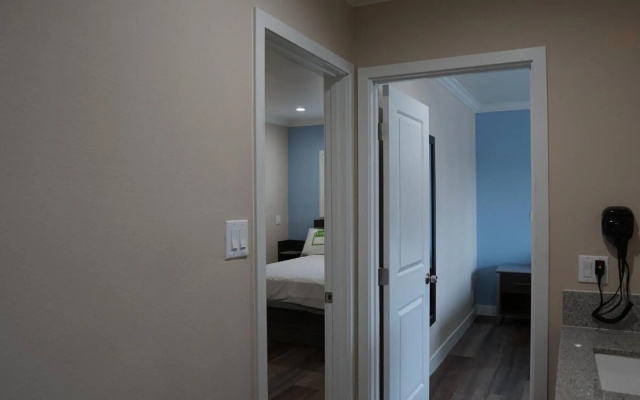 photo 4 of Sea Breeze Inn - LAX Airport, Los Angeles