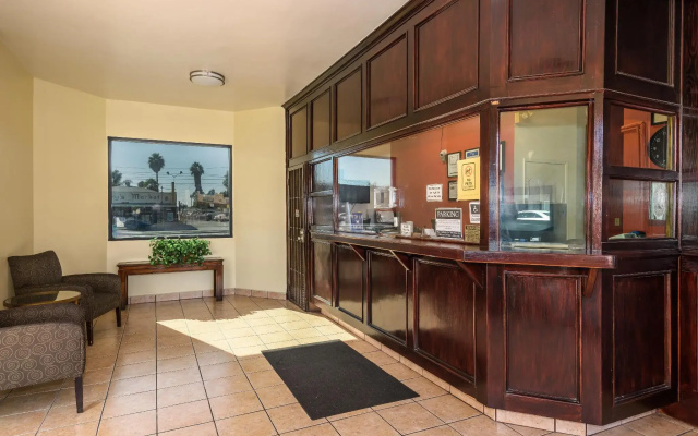 photo 2 of Sea Rock Inn - Los Angeles