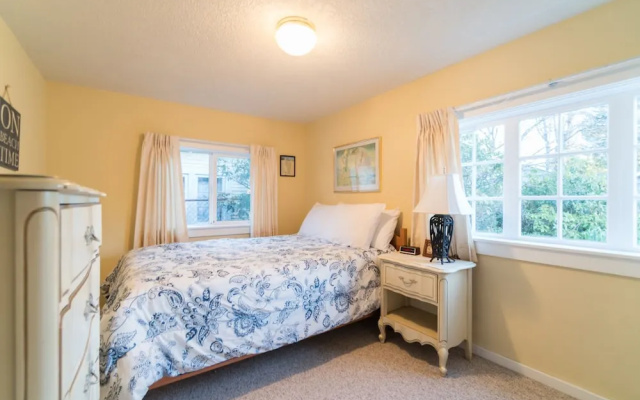 photo 4 of Seahorse Cottage 2 Bedrooms 1 Bathroom Home