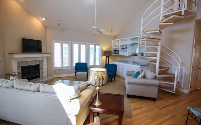 photo 2 of Seas the Breeze by Sea Scape Properties