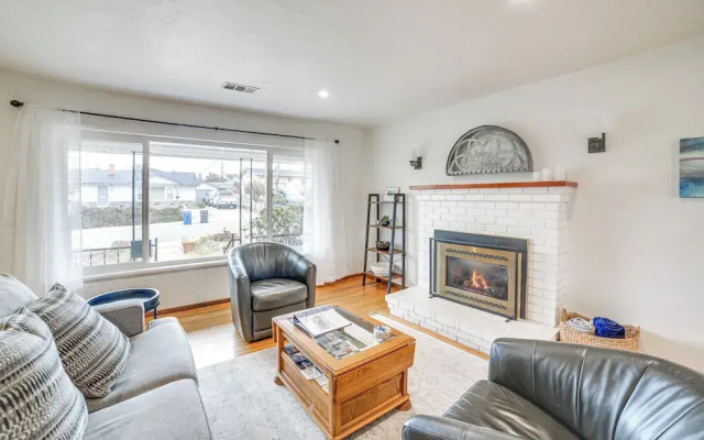 photo 2 of Seaside Vacation Rental w/ Patio Near Monterey Bay