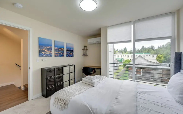 photo 2 of Seattle Townhome: Rooftop Deck < 7 Mi to Dtwn