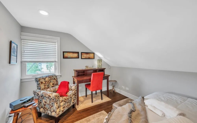 photo 3 of Serene & Charming 5br Des Plaines Getaway 5 Bedroom Home by RedAwning