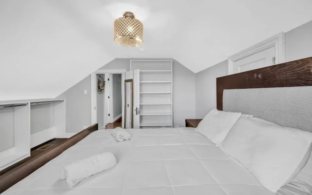 photo 5 of Serene & Charming 5br Des Plaines Getaway 5 Bedroom Home by RedAwning
