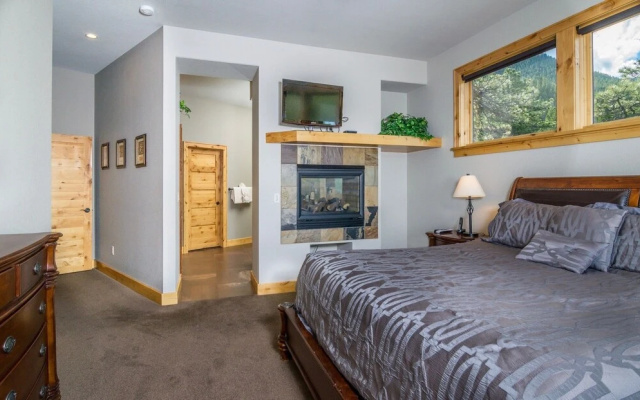 photo 4 of Serenity Luxury Vacation At Windcliff 3 Bedroom Home by RedAwning