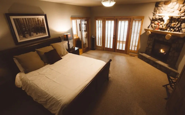 photo 4 of Serenity Pines Lodge in Shugart Flats