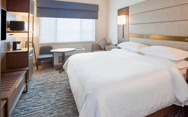 photo 2 of Sheraton St. Paul Woodbury Hotel