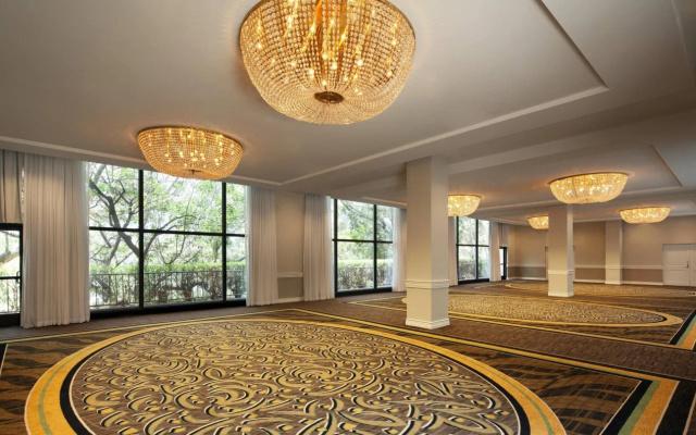 photo 2 of Sheraton Universal Hotel
