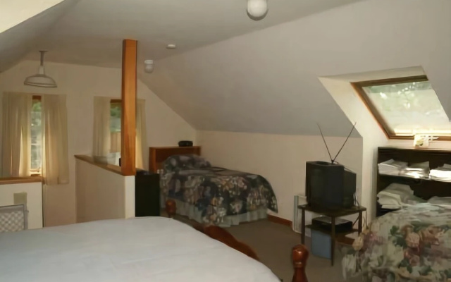 photo 2 of Sherwood Cottage - Three Bedroom Home