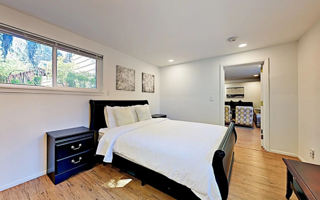 photo 4 of Shoreline Apartment on the Bus Line by RedAwning