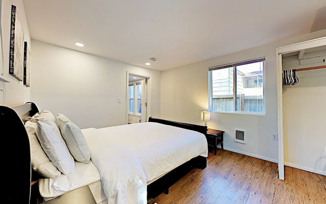 photo 5 of Shoreline Apartment on the Bus Line by RedAwning